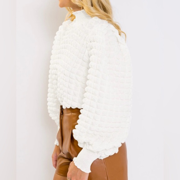 LAST ONE Elegant White Textured Women's Top - Picture 3 of 9